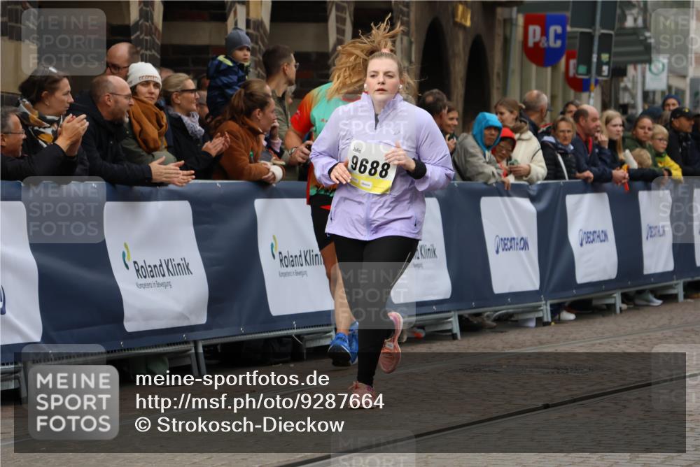 05.10.2025 - 20. swb-Marathon Bremen Strokosch-Dieckow http://msf.ph/oto/9287664 05.10.2025 11:20:16 Ziel 9323, 9688, 10613 meine-sportfotos.de