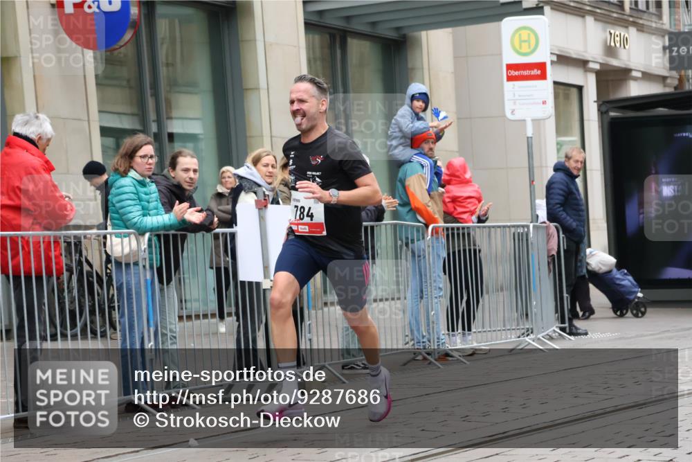 05.10.2025 - 20. swb-Marathon Bremen Strokosch-Dieckow http://msf.ph/oto/9287686 05.10.2025 12:25:08 Ziel 784, 784 meine-sportfotos.de