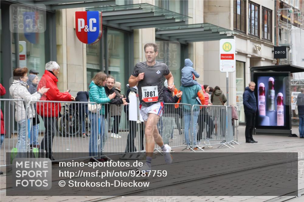 05.10.2025 - 20. swb-Marathon Bremen Strokosch-Dieckow http://msf.ph/oto/9287759 05.10.2025 12:25:35 Ziel 535, 1861, 535, 1861 meine-sportfotos.de
