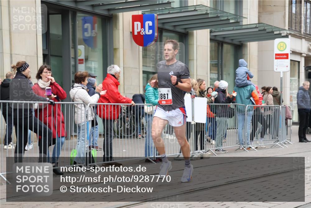 05.10.2025 - 20. swb-Marathon Bremen Strokosch-Dieckow http://msf.ph/oto/9287770 05.10.2025 12:25:35 Ziel 535, 1861, 535, 1861 meine-sportfotos.de