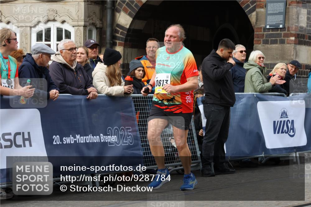 05.10.2025 - 20. swb-Marathon Bremen Strokosch-Dieckow http://msf.ph/oto/9287784 05.10.2025 11:20:20 Ziel 9688, 10613 meine-sportfotos.de