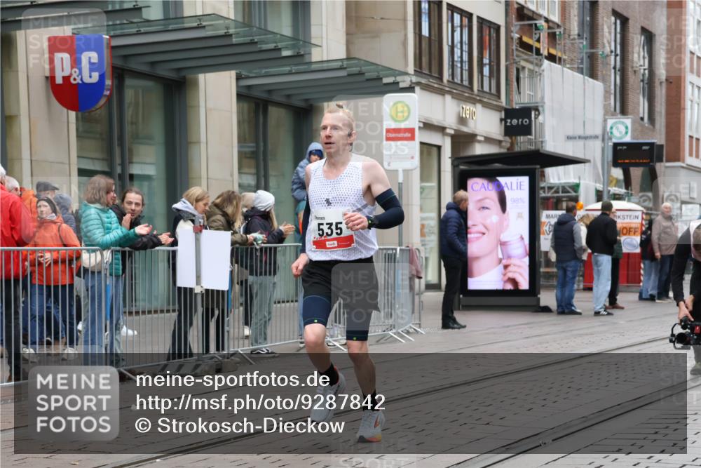 05.10.2025 - 20. swb-Marathon Bremen Strokosch-Dieckow http://msf.ph/oto/9287842 05.10.2025 12:25:41 Ziel 535, 1083, 1861, 535, 1083, 1861 meine-sportfotos.de