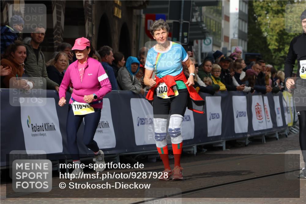 05.10.2025 - 20. swb-Marathon Bremen Strokosch-Dieckow http://msf.ph/oto/9287928 05.10.2025 11:20:45 Ziel 9405, 10012, 11643 meine-sportfotos.de