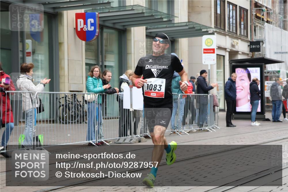 05.10.2025 - 20. swb-Marathon Bremen Strokosch-Dieckow http://msf.ph/oto/9287957 05.10.2025 12:25:56 Ziel 1083, 1083 meine-sportfotos.de