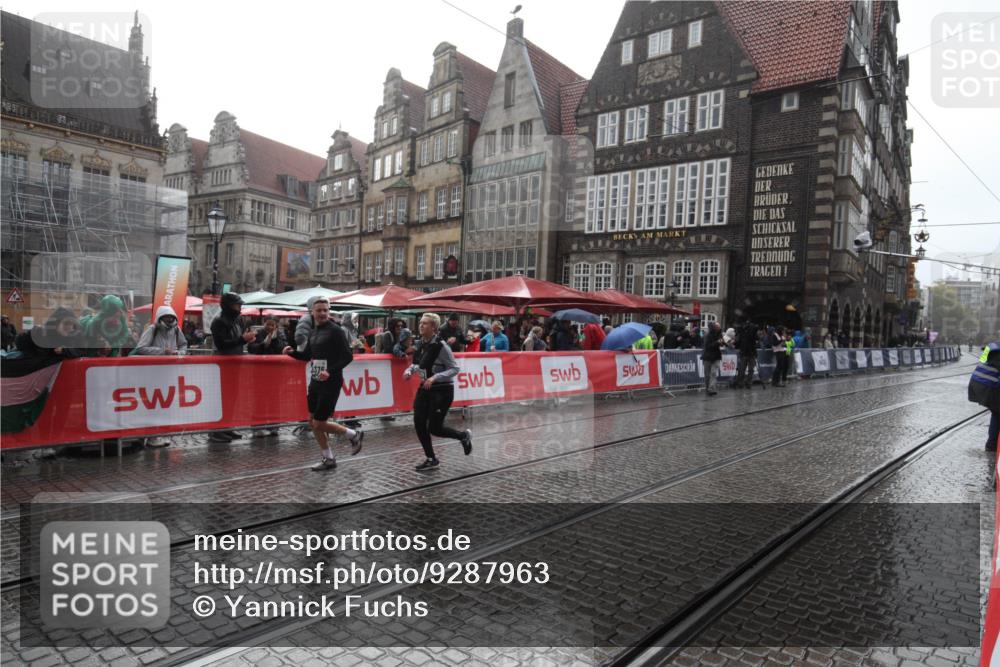 05.10.2025 - 20. swb-Marathon Bremen Yannick Fuchs http://msf.ph/oto/9287963 05.10.2025 14:55:38 Ziel 3372, 3375, 3376 meine-sportfotos.de