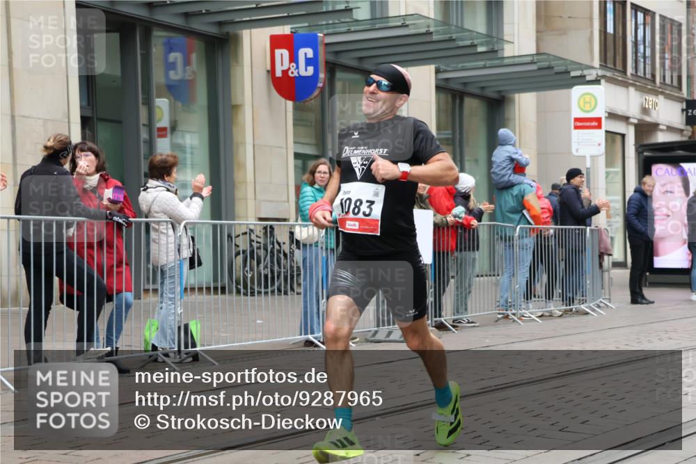 05.10.2025 - 20. swb-Marathon Bremen Strokosch-Dieckow http://msf.ph/oto/9287965 05.10.2025 12:25:56 Ziel 1083, 1083 meine-sportfotos.de