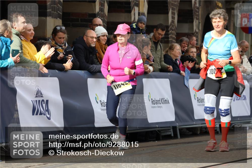 05.10.2025 - 20. swb-Marathon Bremen Strokosch-Dieckow http://msf.ph/oto/9288015 05.10.2025 11:20:46 Ziel 9405, 10012, 11643 meine-sportfotos.de