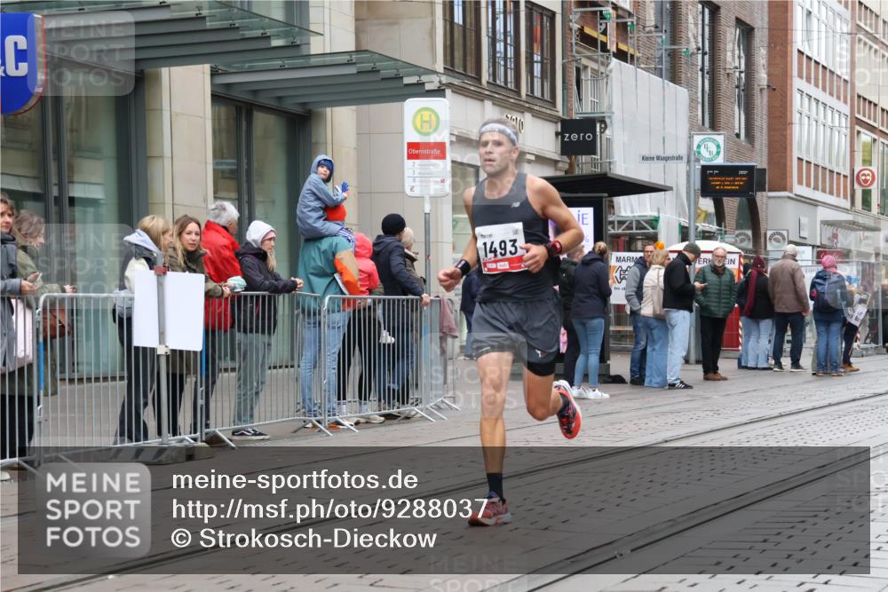 05.10.2025 - 20. swb-Marathon Bremen Strokosch-Dieckow http://msf.ph/oto/9288037 05.10.2025 12:26:36 Ziel 1493, 1493 meine-sportfotos.de