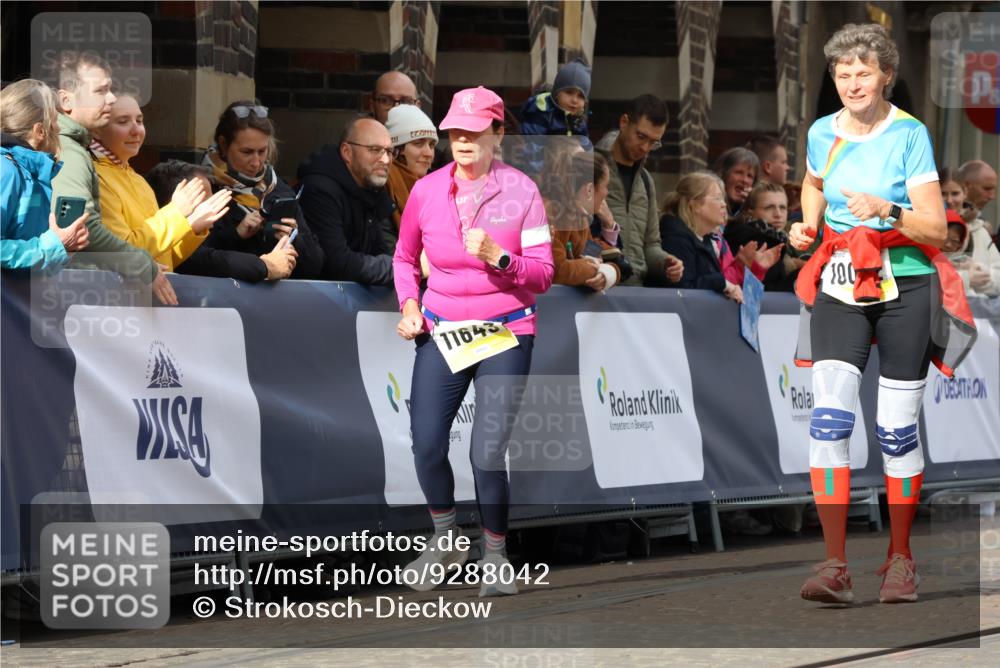 05.10.2025 - 20. swb-Marathon Bremen Strokosch-Dieckow http://msf.ph/oto/9288042 05.10.2025 11:20:46 Ziel 9405, 10012, 11643 meine-sportfotos.de