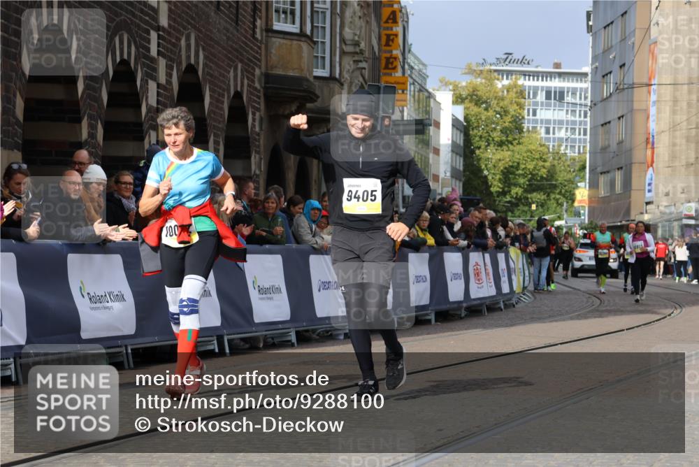 05.10.2025 - 20. swb-Marathon Bremen Strokosch-Dieckow http://msf.ph/oto/9288100 05.10.2025 11:20:47 Ziel 9405, 10012, 11643 meine-sportfotos.de