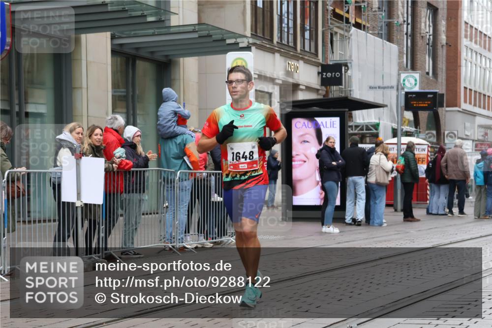 05.10.2025 - 20. swb-Marathon Bremen Strokosch-Dieckow http://msf.ph/oto/9288122 05.10.2025 12:26:51 Ziel 50, 1648, 50, 1648 meine-sportfotos.de