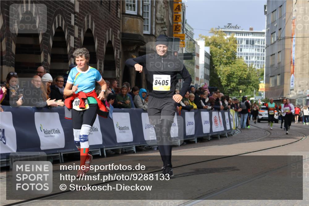 05.10.2025 - 20. swb-Marathon Bremen Strokosch-Dieckow http://msf.ph/oto/9288133 05.10.2025 11:20:47 Ziel 9405, 10012, 11643 meine-sportfotos.de