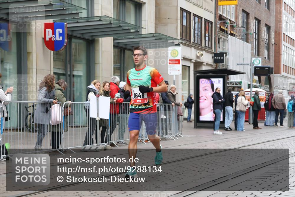 05.10.2025 - 20. swb-Marathon Bremen Strokosch-Dieckow http://msf.ph/oto/9288134 05.10.2025 12:26:52 Ziel 50, 1648, 50, 1648 meine-sportfotos.de