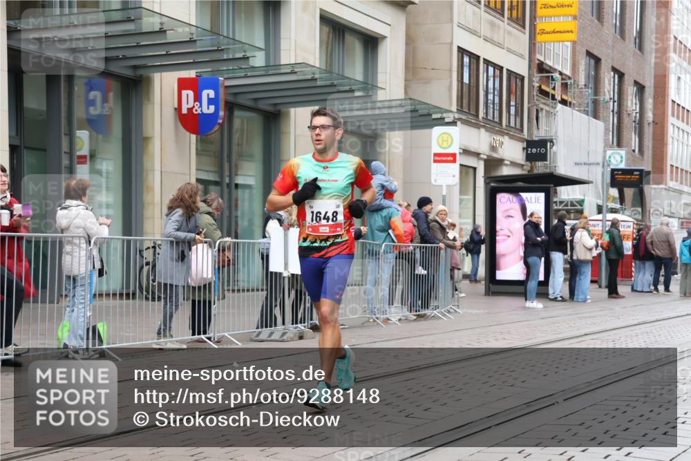 05.10.2025 - 20. swb-Marathon Bremen Strokosch-Dieckow http://msf.ph/oto/9288148 05.10.2025 12:26:52 Ziel 50, 1648, 50, 1648 meine-sportfotos.de
