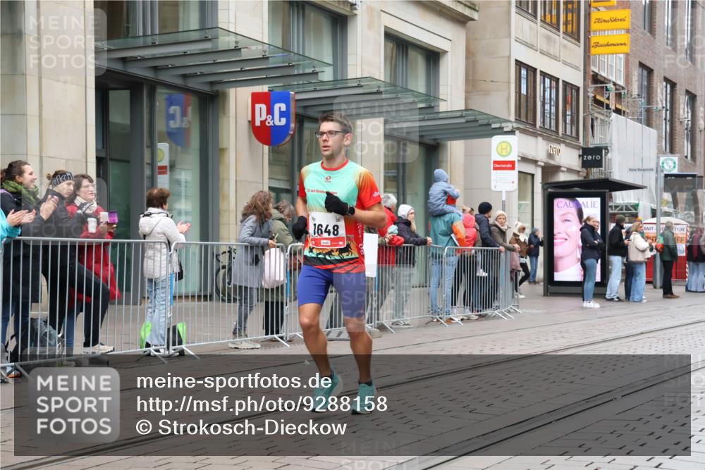 05.10.2025 - 20. swb-Marathon Bremen Strokosch-Dieckow http://msf.ph/oto/9288158 05.10.2025 12:26:52 Ziel 50, 1648, 50, 1648 meine-sportfotos.de