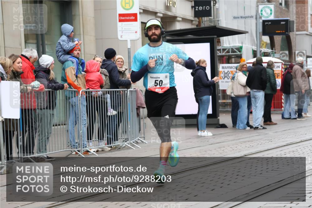 05.10.2025 - 20. swb-Marathon Bremen Strokosch-Dieckow http://msf.ph/oto/9288203 05.10.2025 12:27:02 Ziel 50, 1648, 50, 1648 meine-sportfotos.de