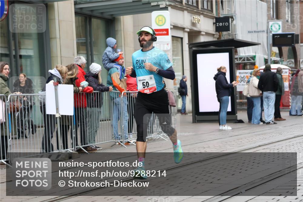 05.10.2025 - 20. swb-Marathon Bremen Strokosch-Dieckow http://msf.ph/oto/9288214 05.10.2025 12:27:02 Ziel 50, 1648, 50, 1648 meine-sportfotos.de