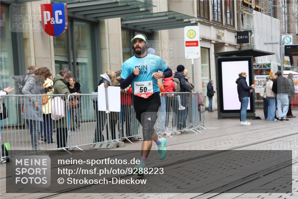 05.10.2025 - 20. swb-Marathon Bremen Strokosch-Dieckow http://msf.ph/oto/9288223 05.10.2025 12:27:03 Ziel 50, 1648, 50, 1648 meine-sportfotos.de