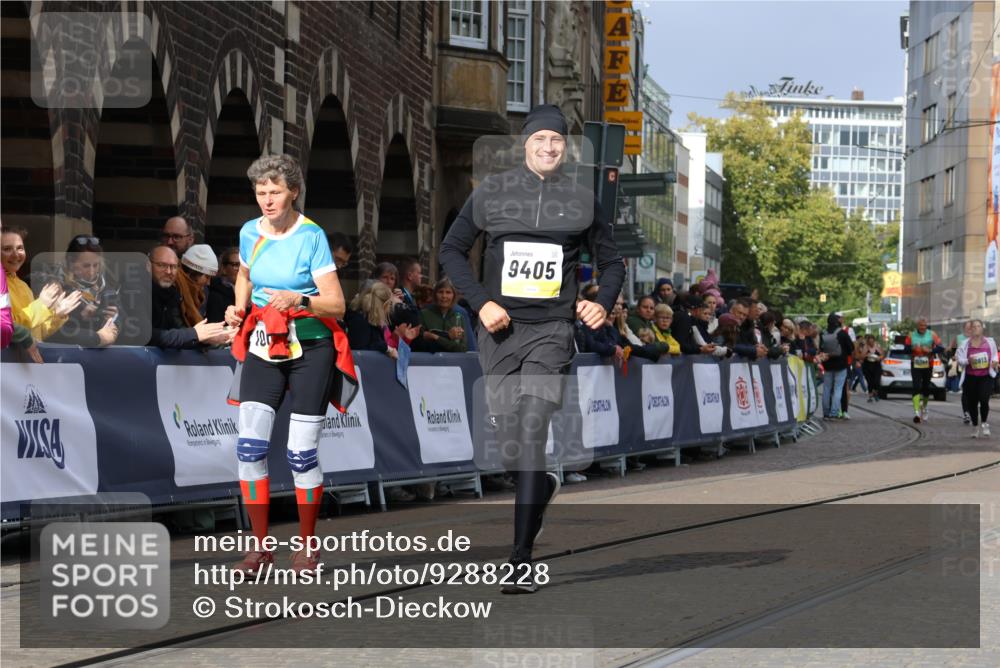 05.10.2025 - 20. swb-Marathon Bremen Strokosch-Dieckow http://msf.ph/oto/9288228 05.10.2025 11:20:48 Ziel 9405, 10012, 11643 meine-sportfotos.de