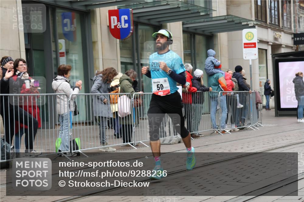 05.10.2025 - 20. swb-Marathon Bremen Strokosch-Dieckow http://msf.ph/oto/9288236 05.10.2025 12:27:03 Ziel 50, 1648, 50, 1648 meine-sportfotos.de