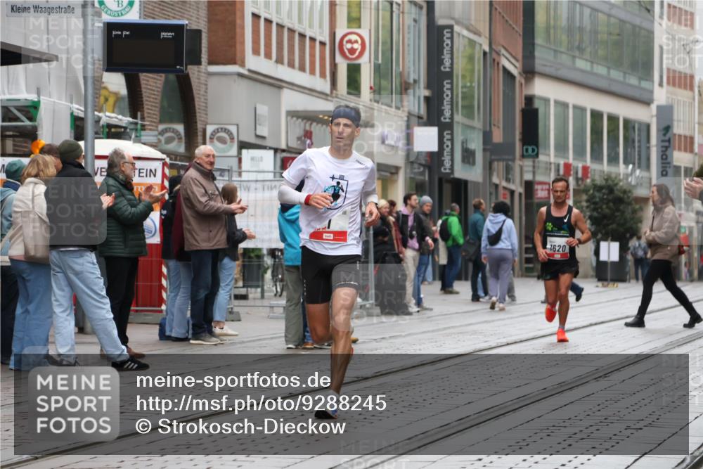 05.10.2025 - 20. swb-Marathon Bremen Strokosch-Dieckow http://msf.ph/oto/9288245 05.10.2025 12:27:28 Ziel 1, 1620, 1, 1620 meine-sportfotos.de