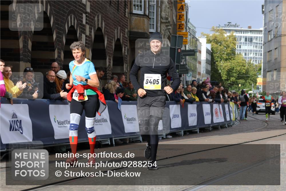 05.10.2025 - 20. swb-Marathon Bremen Strokosch-Dieckow http://msf.ph/oto/9288254 05.10.2025 11:20:48 Ziel 9405, 10012, 11643 meine-sportfotos.de