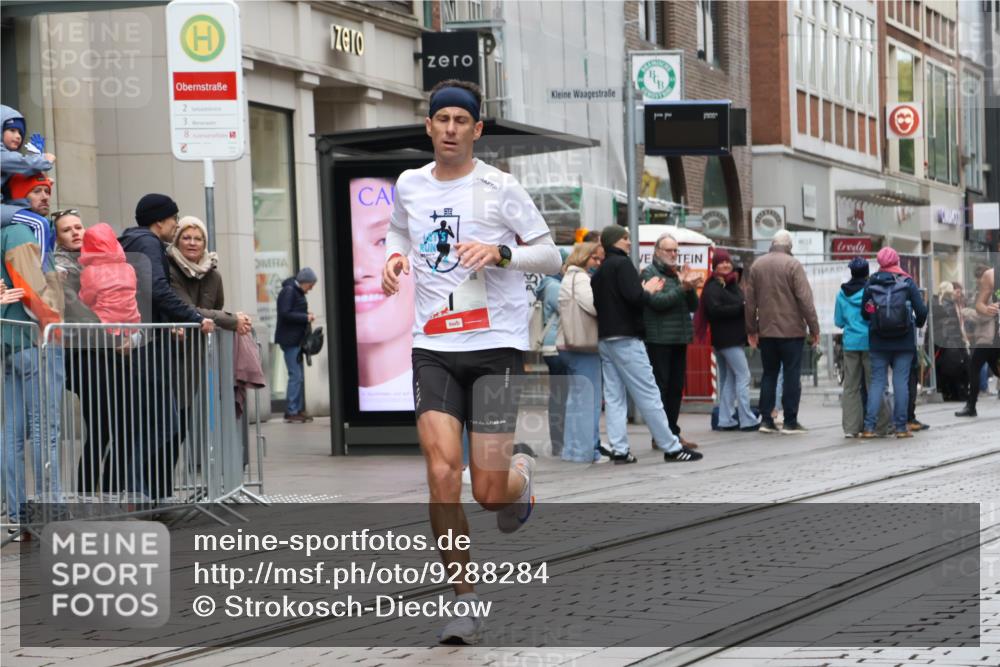 05.10.2025 - 20. swb-Marathon Bremen Strokosch-Dieckow http://msf.ph/oto/9288284 05.10.2025 12:27:31 Ziel 1, 1620, 1, 1620 meine-sportfotos.de