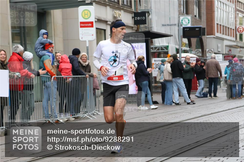 05.10.2025 - 20. swb-Marathon Bremen Strokosch-Dieckow http://msf.ph/oto/9288291 05.10.2025 12:27:31 Ziel 1, 1620, 1, 1620 meine-sportfotos.de