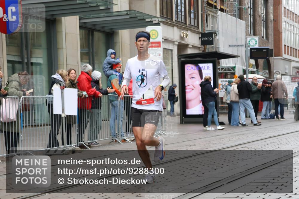 05.10.2025 - 20. swb-Marathon Bremen Strokosch-Dieckow http://msf.ph/oto/9288300 05.10.2025 12:27:32 Ziel 1, 1620, 1, 1620 meine-sportfotos.de
