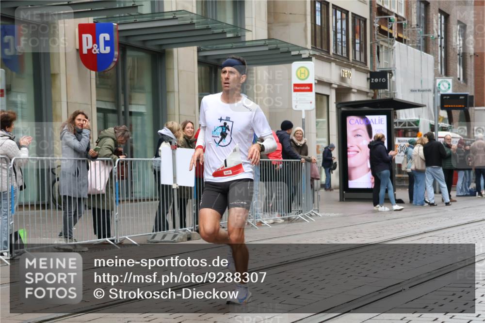 05.10.2025 - 20. swb-Marathon Bremen Strokosch-Dieckow http://msf.ph/oto/9288307 05.10.2025 12:27:32 Ziel 1, 1620, 1, 1620 meine-sportfotos.de