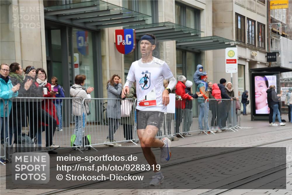 05.10.2025 - 20. swb-Marathon Bremen Strokosch-Dieckow http://msf.ph/oto/9288319 05.10.2025 12:27:32 Ziel 1, 1620, 1, 1620 meine-sportfotos.de