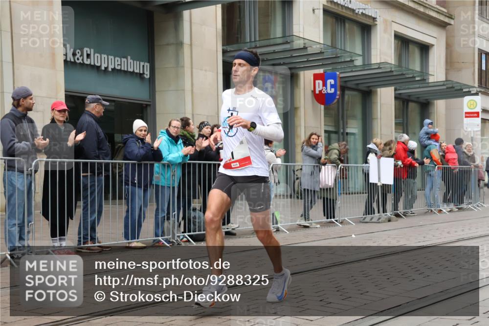 05.10.2025 - 20. swb-Marathon Bremen Strokosch-Dieckow http://msf.ph/oto/9288325 05.10.2025 12:27:33 Ziel 1, 1620, 1, 1620 meine-sportfotos.de