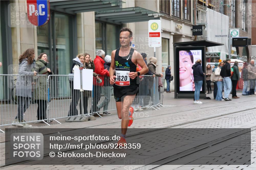 05.10.2025 - 20. swb-Marathon Bremen Strokosch-Dieckow http://msf.ph/oto/9288359 05.10.2025 12:27:36 Ziel 1, 1620, 1, 1620 meine-sportfotos.de