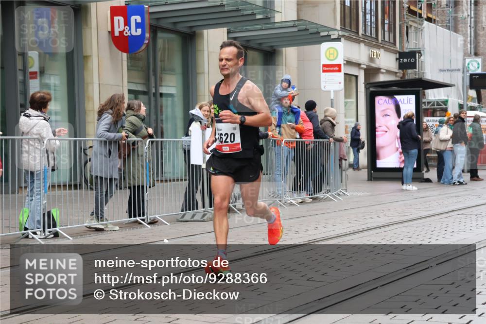 05.10.2025 - 20. swb-Marathon Bremen Strokosch-Dieckow http://msf.ph/oto/9288366 05.10.2025 12:27:37 Ziel 1, 1620, 1, 1620 meine-sportfotos.de
