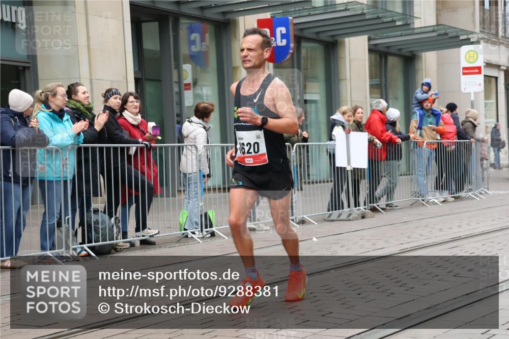 05.10.2025 - 20. swb-Marathon Bremen Strokosch-Dieckow http://msf.ph/oto/9288381 05.10.2025 12:27:37 Ziel 1, 1620, 1, 1620 meine-sportfotos.de