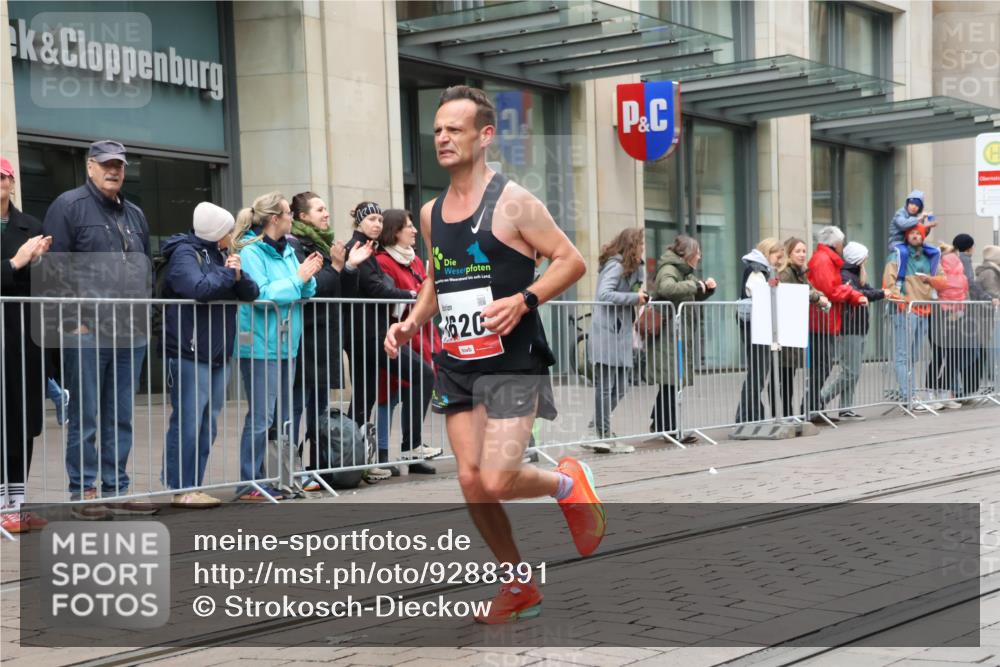 05.10.2025 - 20. swb-Marathon Bremen Strokosch-Dieckow http://msf.ph/oto/9288391 05.10.2025 12:27:37 Ziel 1, 1620, 1, 1620 meine-sportfotos.de