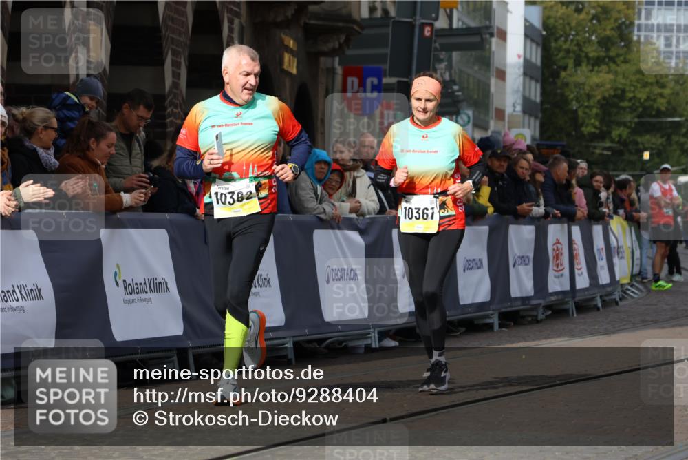 05.10.2025 - 20. swb-Marathon Bremen Strokosch-Dieckow http://msf.ph/oto/9288404 05.10.2025 11:21:03 Ziel 10361, 10362, 10913 meine-sportfotos.de