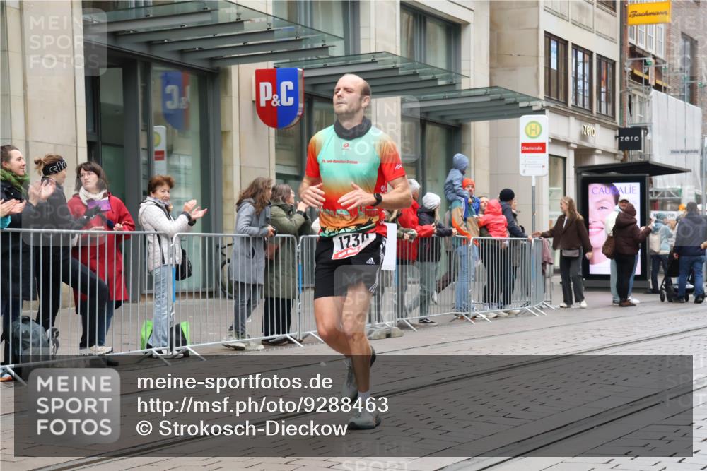 05.10.2025 - 20. swb-Marathon Bremen Strokosch-Dieckow http://msf.ph/oto/9288463 05.10.2025 12:28:19 Ziel 542, 1113, 1730, 1948, 2053, 2159, 2292, 542, 1113, 1730, 1948, 2053, 2159, 2292 meine-sportfotos.de
