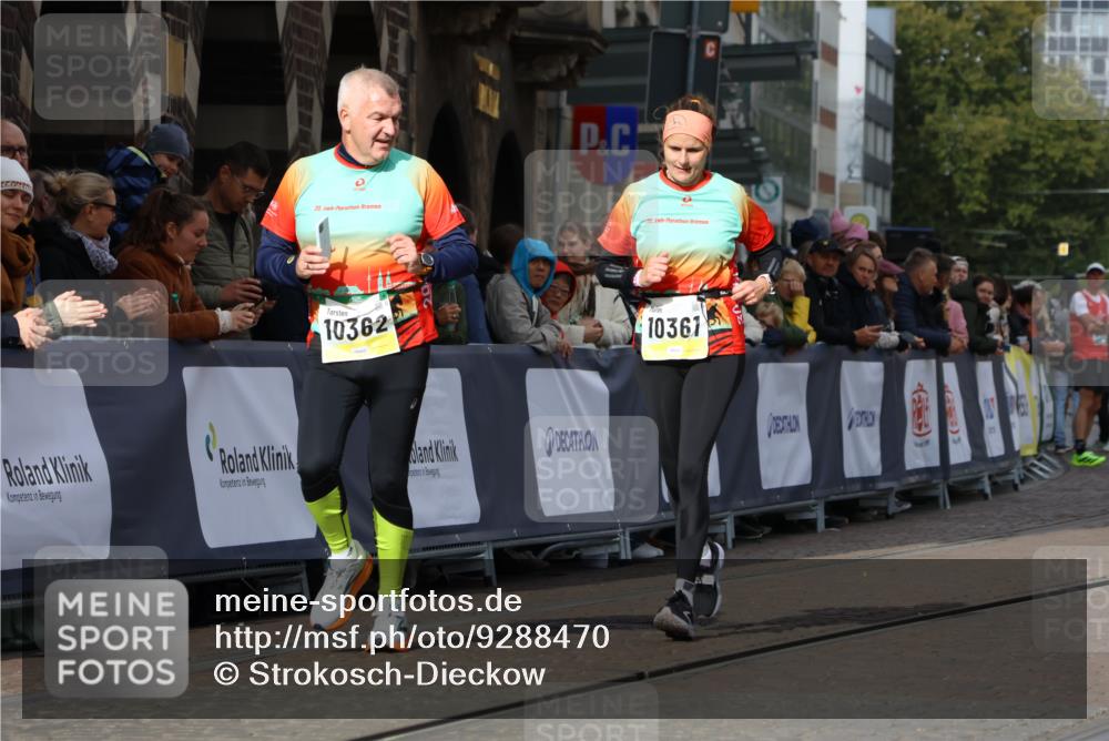 05.10.2025 - 20. swb-Marathon Bremen Strokosch-Dieckow http://msf.ph/oto/9288470 05.10.2025 11:21:03 Ziel 10361, 10362, 10913 meine-sportfotos.de
