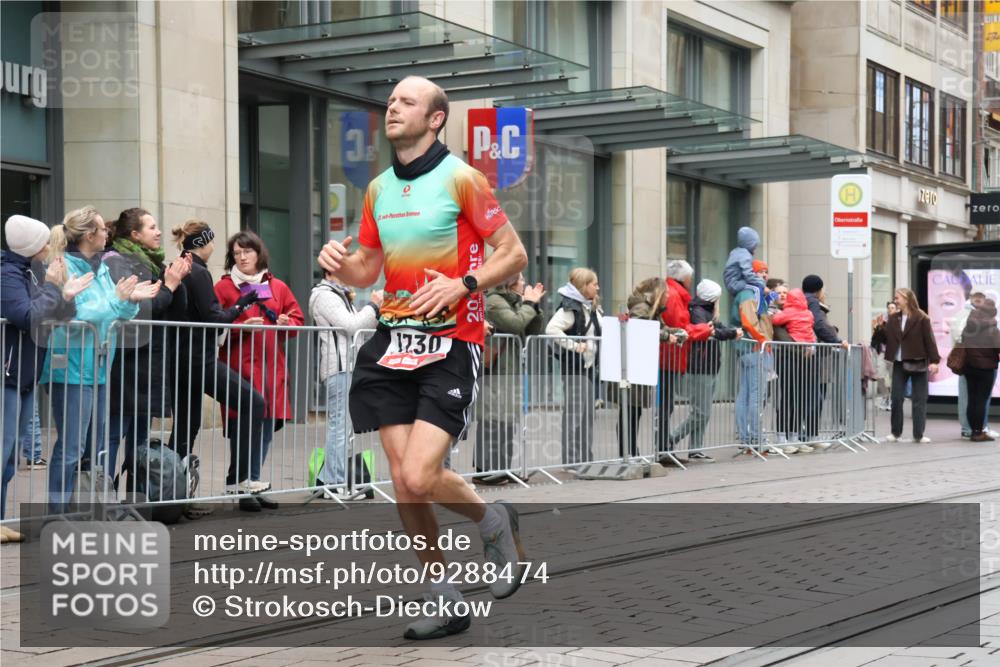 05.10.2025 - 20. swb-Marathon Bremen Strokosch-Dieckow http://msf.ph/oto/9288474 05.10.2025 12:28:19 Ziel 542, 1113, 1730, 1948, 2053, 2159, 2292, 542, 1113, 1730, 1948, 2053, 2159, 2292 meine-sportfotos.de