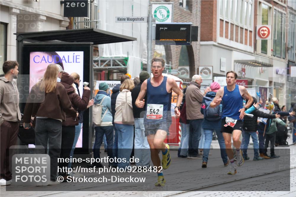 05.10.2025 - 20. swb-Marathon Bremen Strokosch-Dieckow http://msf.ph/oto/9288482 05.10.2025 12:28:28 Ziel 542, 600, 717, 1113, 1730, 1948, 2053, 2159, 2292, 542, 600, 717, 1113, 1730, 1948, 2053, 2159, 2292 meine-sportfotos.de