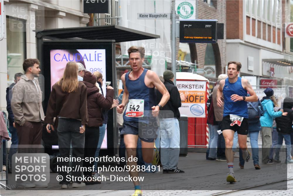 05.10.2025 - 20. swb-Marathon Bremen Strokosch-Dieckow http://msf.ph/oto/9288491 05.10.2025 12:28:28 Ziel 542, 600, 717, 1113, 1730, 1948, 2053, 2159, 2292, 542, 600, 717, 1113, 1730, 1948, 2053, 2159, 2292 meine-sportfotos.de
