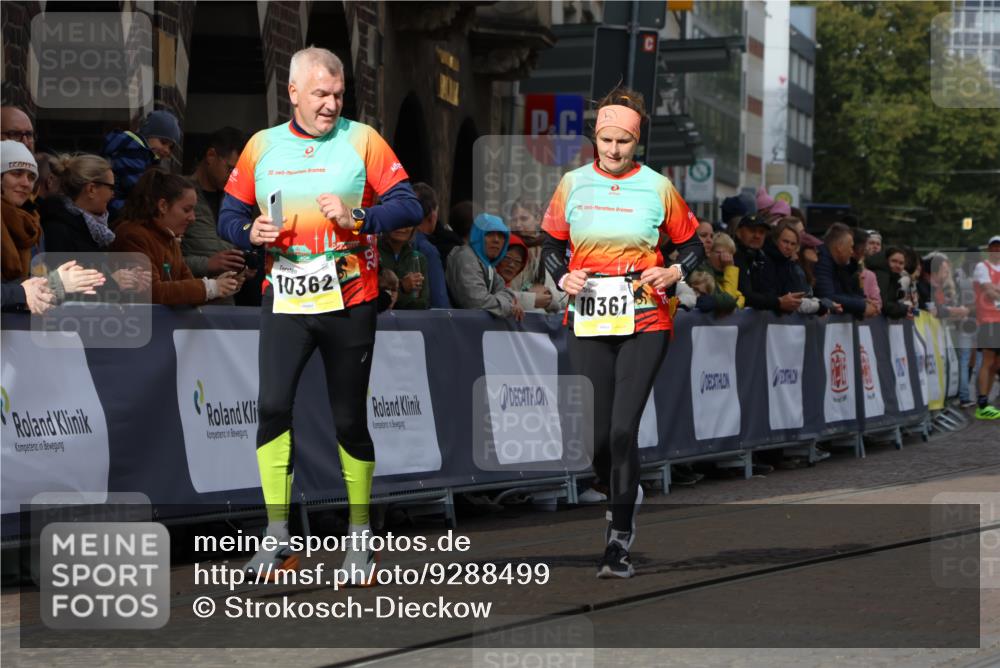 05.10.2025 - 20. swb-Marathon Bremen Strokosch-Dieckow http://msf.ph/oto/9288499 05.10.2025 11:21:03 Ziel 10361, 10362, 10913 meine-sportfotos.de
