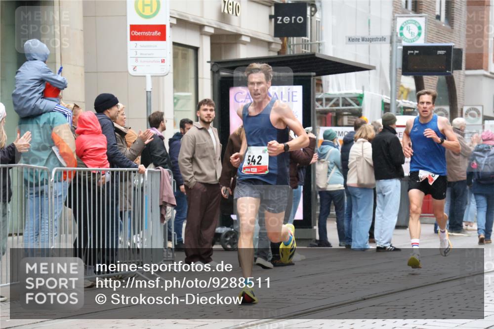 05.10.2025 - 20. swb-Marathon Bremen Strokosch-Dieckow http://msf.ph/oto/9288511 05.10.2025 12:28:29 Ziel 542, 600, 717, 1113, 1948, 2053, 2159, 2292, 542, 600, 717, 1113, 1948, 2053, 2159, 2292 meine-sportfotos.de