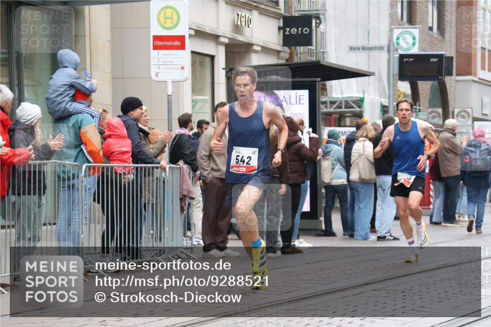05.10.2025 - 20. swb-Marathon Bremen Strokosch-Dieckow http://msf.ph/oto/9288521 05.10.2025 12:28:29 Ziel 542, 600, 717, 1113, 1948, 2053, 2159, 2292, 542, 600, 717, 1113, 1948, 2053, 2159, 2292 meine-sportfotos.de