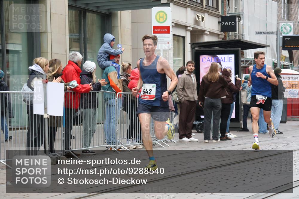 05.10.2025 - 20. swb-Marathon Bremen Strokosch-Dieckow http://msf.ph/oto/9288540 05.10.2025 12:28:29 Ziel 542, 600, 717, 1113, 1948, 2053, 2159, 2292, 542, 600, 717, 1113, 1948, 2053, 2159, 2292 meine-sportfotos.de