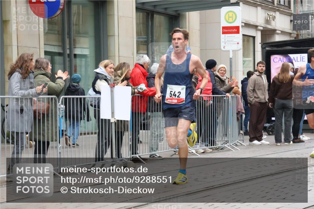 05.10.2025 - 20. swb-Marathon Bremen Strokosch-Dieckow http://msf.ph/oto/9288551 05.10.2025 12:28:30 Ziel 542, 600, 717, 1113, 1948, 2053, 2159, 2292, 542, 600, 717, 1113, 1948, 2053, 2159, 2292 meine-sportfotos.de
