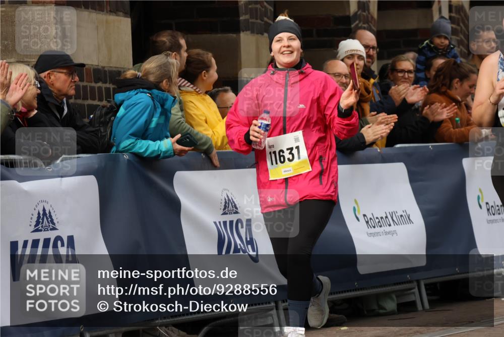 05.10.2025 - 20. swb-Marathon Bremen Strokosch-Dieckow http://msf.ph/oto/9288556 05.10.2025 11:21:19 Ziel 11631, 11743 meine-sportfotos.de