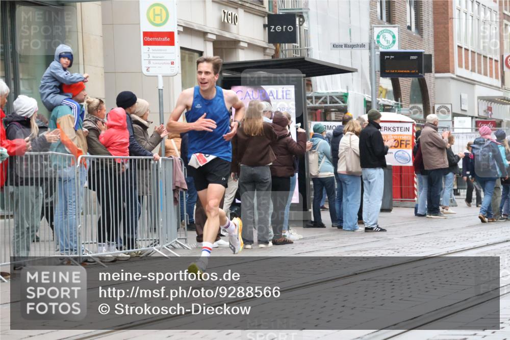 05.10.2025 - 20. swb-Marathon Bremen Strokosch-Dieckow http://msf.ph/oto/9288566 05.10.2025 12:28:30 Ziel 542, 600, 717, 1113, 1948, 2053, 2159, 2292, 542, 600, 717, 1113, 1948, 2053, 2159, 2292 meine-sportfotos.de