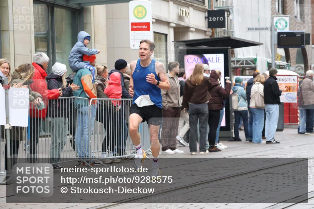 05.10.2025 - 20. swb-Marathon Bremen Strokosch-Dieckow http://msf.ph/oto/9288575 05.10.2025 12:28:31 Ziel 542, 600, 717, 1113, 1948, 2053, 2159, 2292, 542, 600, 717, 1113, 1948, 2053, 2159, 2292 meine-sportfotos.de
